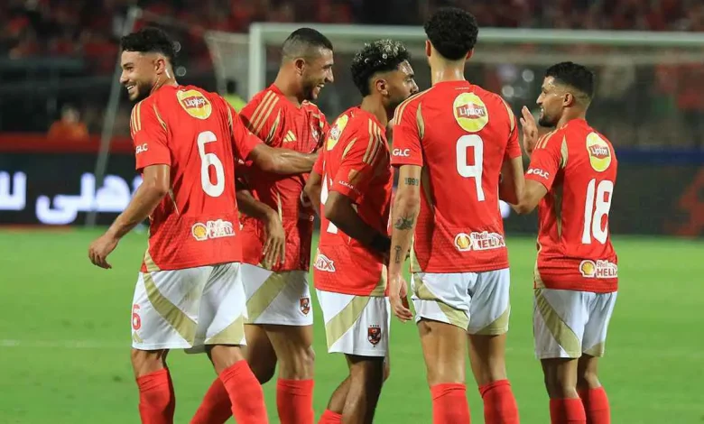 ياسر إبراهيم ورامي ربيعة مع لاعبي الأهلي