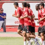 محمود الخطيب يتابع تدريبات الأهلي المصري