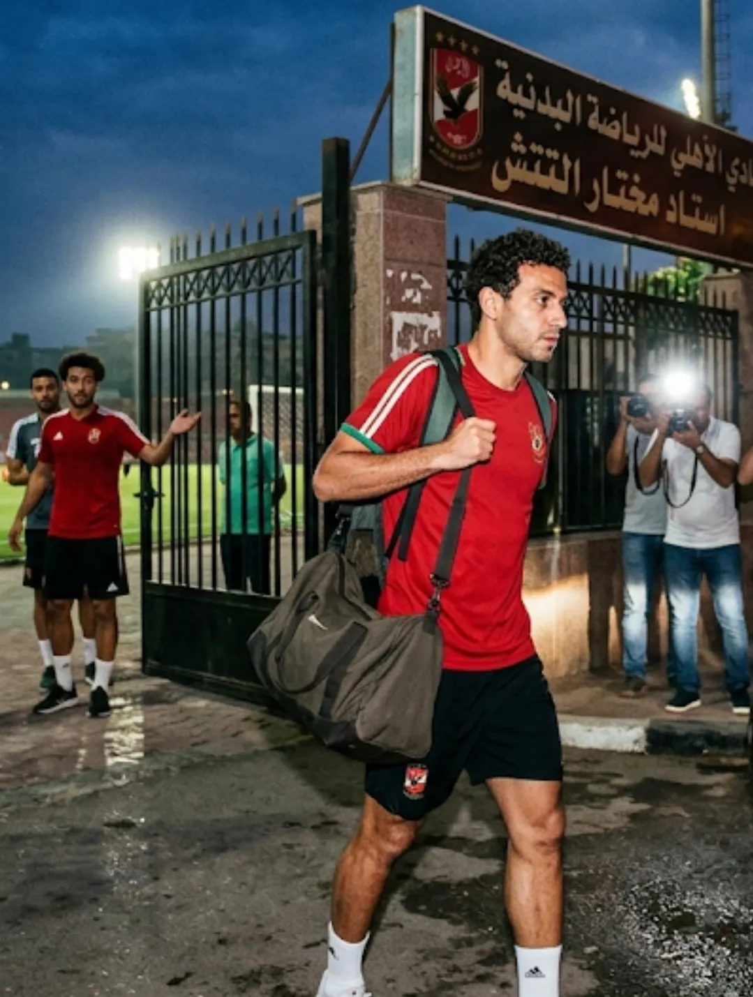 “صدمة في التتش.. لاعب الأهلي المتمرد يغادر المعسكر قبل مواجهة الزمالك الحاسمة