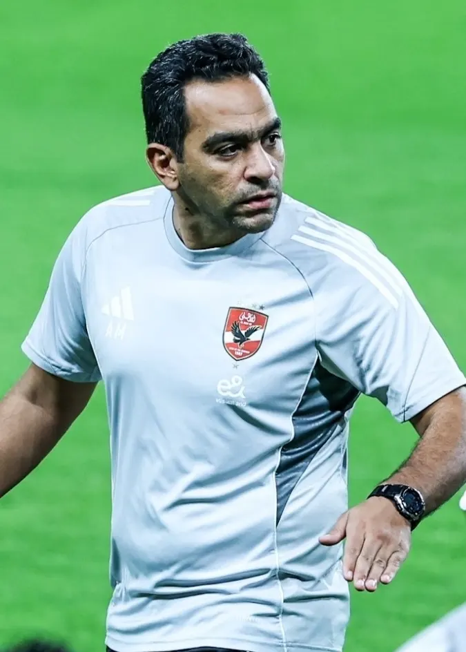 “قرار غير متوقع يقلب موازين القمة: عادل مصطفى مديراً فنياً للأهلي أمام الزمالك.