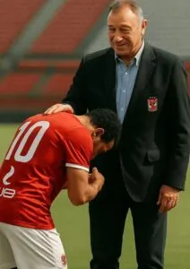 انحنى “للقائد” فسامحه “الخطيب”.. كواليس اللحظات المؤثرة بين اللاعب والخطيب.
